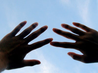des mains qui se touchent - anxiété et relations